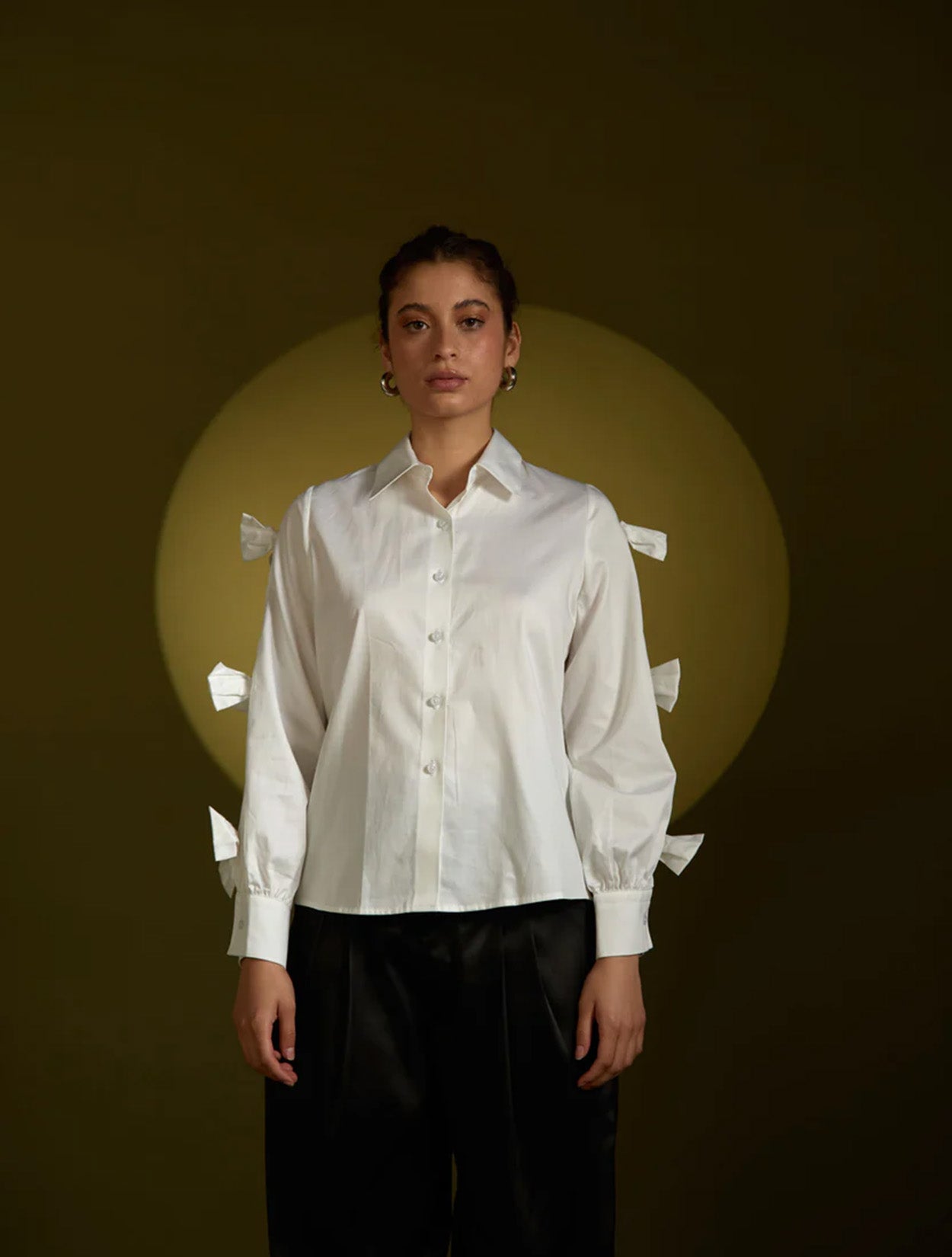 Camisa blanca de algodón con detalles de lazos modelo Moños de la marca Disímil – Camisería de lujo y diseño contemporáneo de autor hecho en Colombia | Casa Precis, Concept Store
