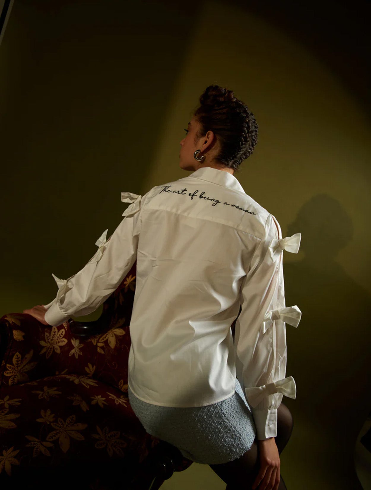 Camisa blanca de algodón con detalles de lazos modelo Moños de la marca Disímil – Camisería de lujo y diseño contemporáneo de autor hecho en Colombia | Casa Precis, Concept Store