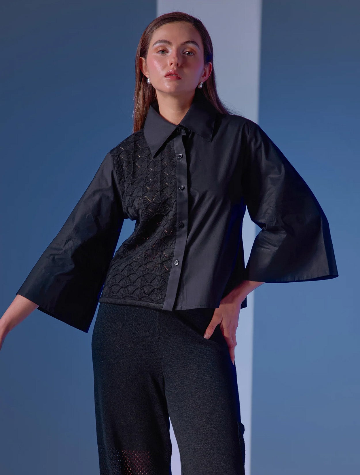 Camisa negra con contraste de paneles sólidos y traslúcidos modelo Dualité de la marca Disímil – Camisería de lujo y diseño contemporáneo de autor hecho en Colombia | Casa Precis, Concept Store
