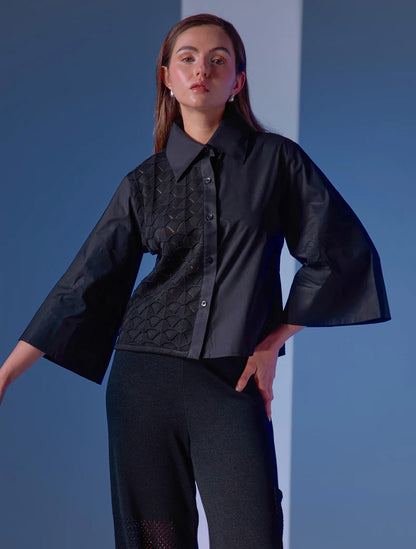 Camisa negra con contraste de paneles sólidos y traslúcidos modelo Dualité de la marca Disímil – Camisería de lujo y diseño contemporáneo de autor hecho en Colombia | Casa Precis, Concept Store