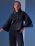 Camisa negra con contraste de paneles sólidos y traslúcidos modelo Dualité de la marca Disímil – Camisería de lujo y diseño contemporáneo de autor hecho en Colombia | Casa Precis, Concept Store
