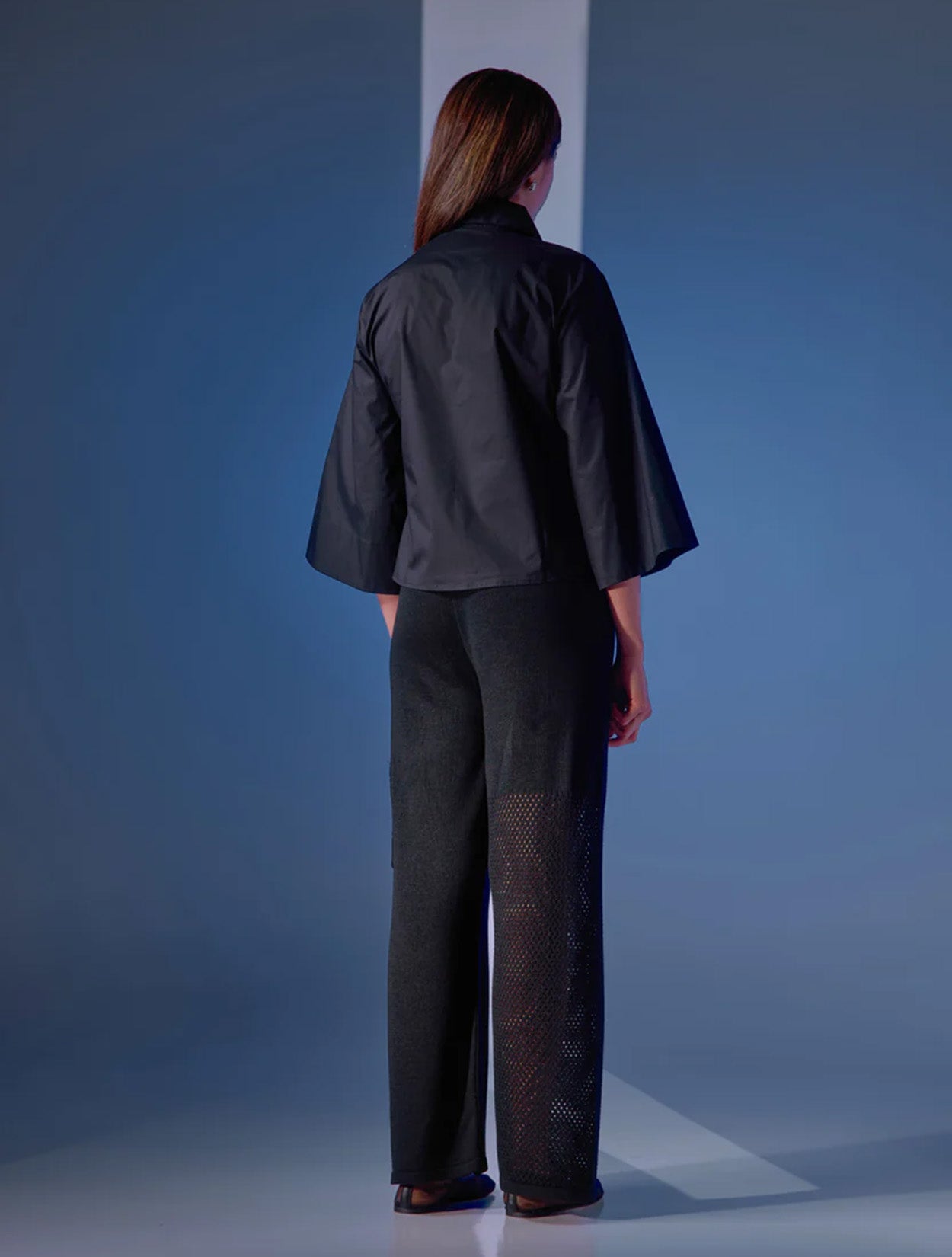 Camisa negra con contraste de paneles sólidos y traslúcidos modelo Dualité de la marca Disímil – Camisería de lujo y diseño contemporáneo de autor hecho en Colombia | Casa Precis, Concept Store