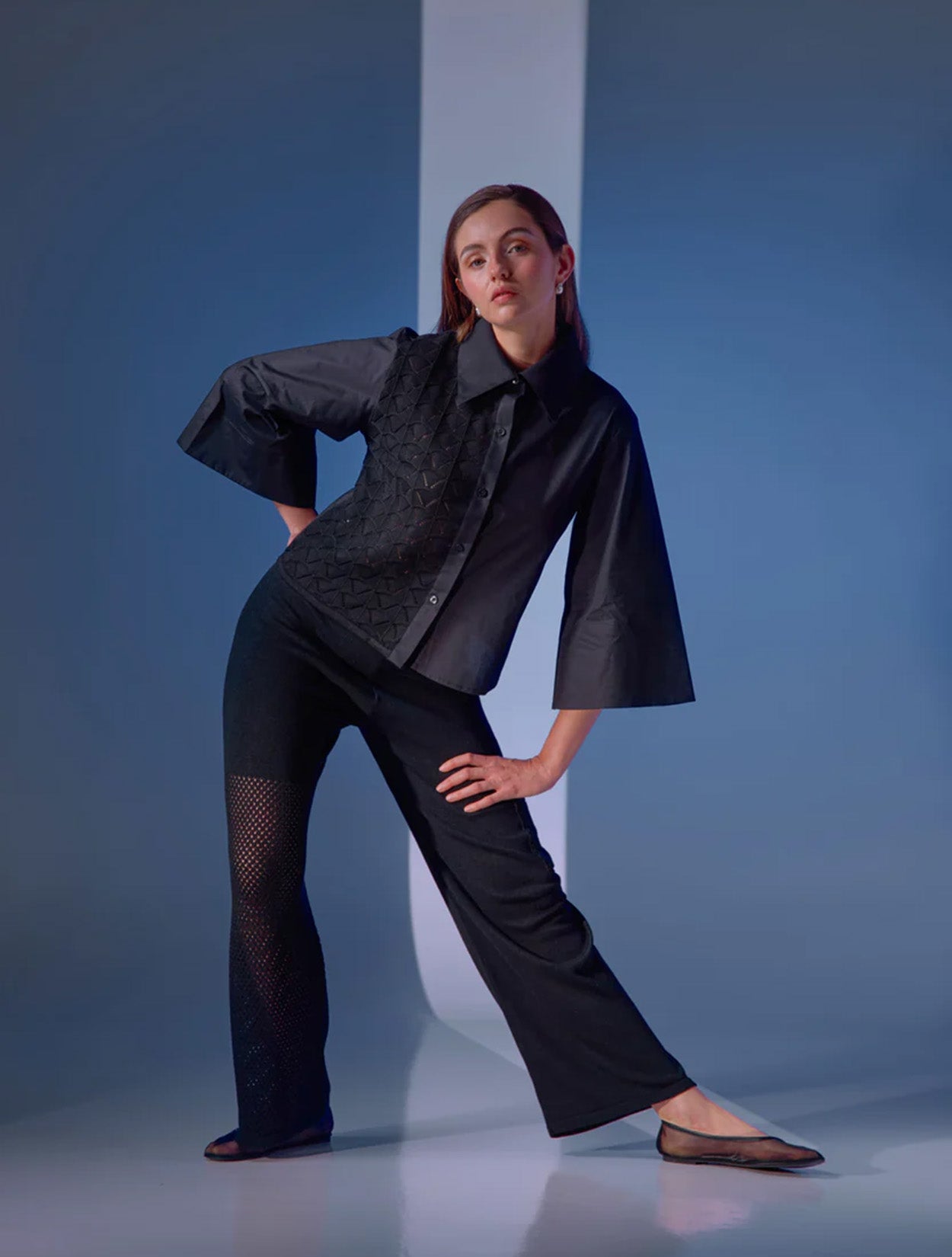 Camisa negra con contraste de paneles sólidos y traslúcidos modelo Dualité de la marca Disímil – Camisería de lujo y diseño contemporáneo de autor hecho en Colombia | Casa Precis, Concept Store