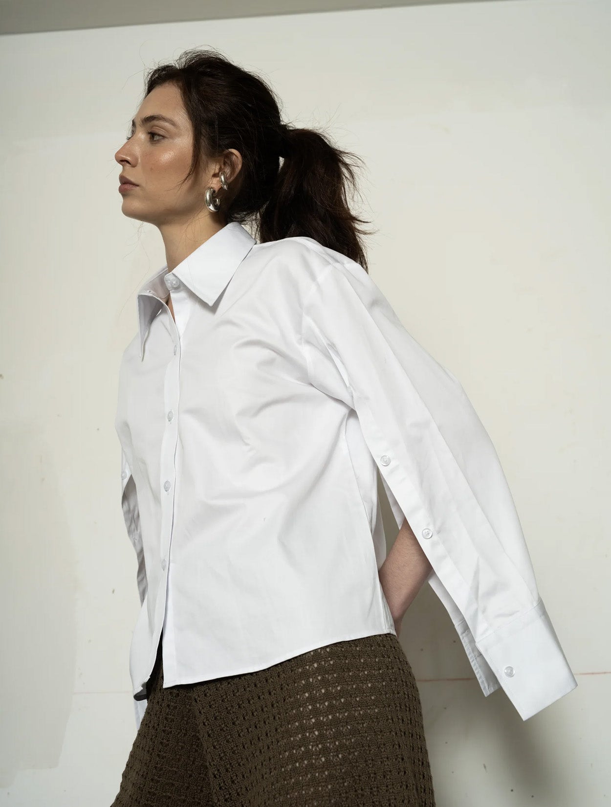 Camisa blanca de algodón premium modelo Herencia de la marca Disímil – Camisería de lujo y básicos de diseño contemporáneo hecho en Colombia | Casa Precis, Concept Store