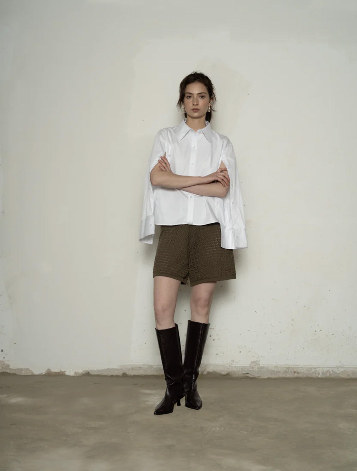 Camisa blanca de algodón premium modelo Herencia de la marca Disímil – Camisería de lujo y básicos de diseño contemporáneo hecho en Colombia | Casa Precis, Concept Store