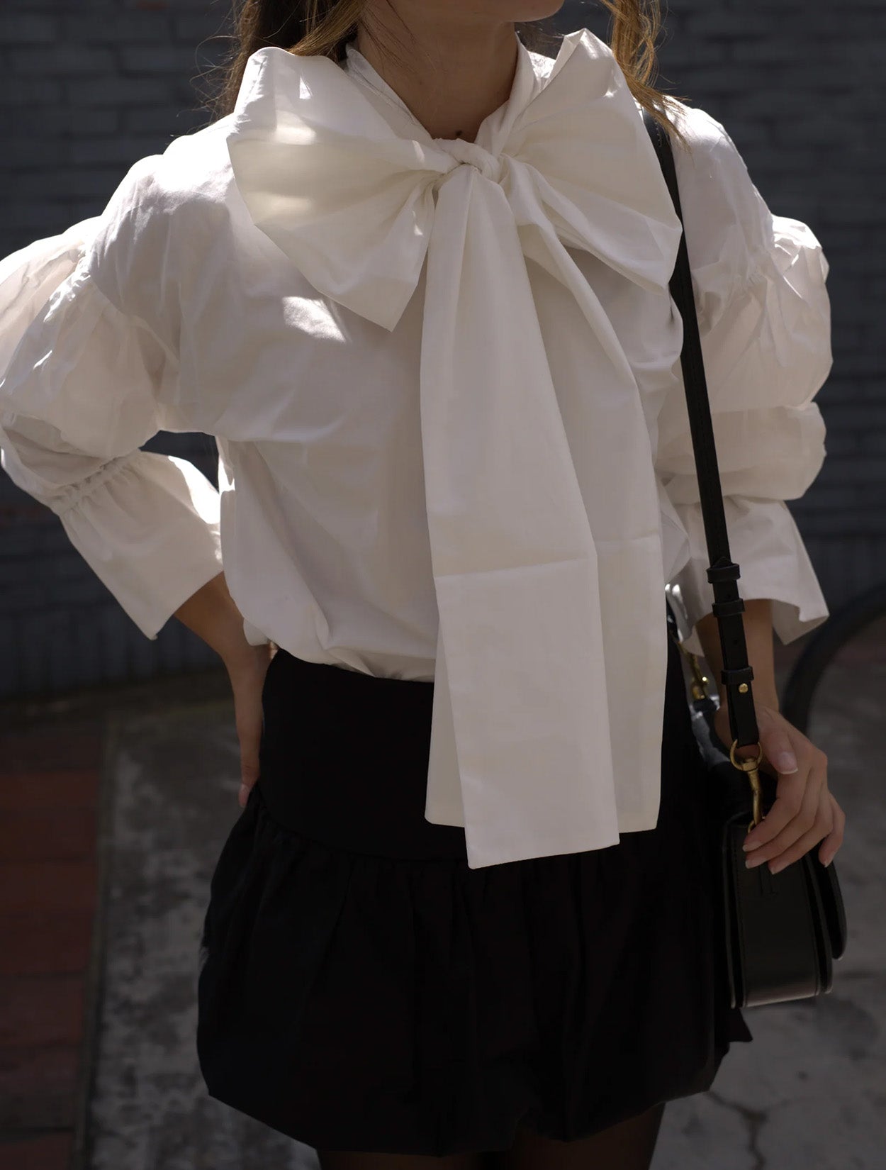 Camisa blanca de algodón con diseño estructural modelo Inoportuna de la marca Disímil – Camisería de autor y diseño contemporáneo de lujo hecho en Colombia | Casa Precis, Concept Store