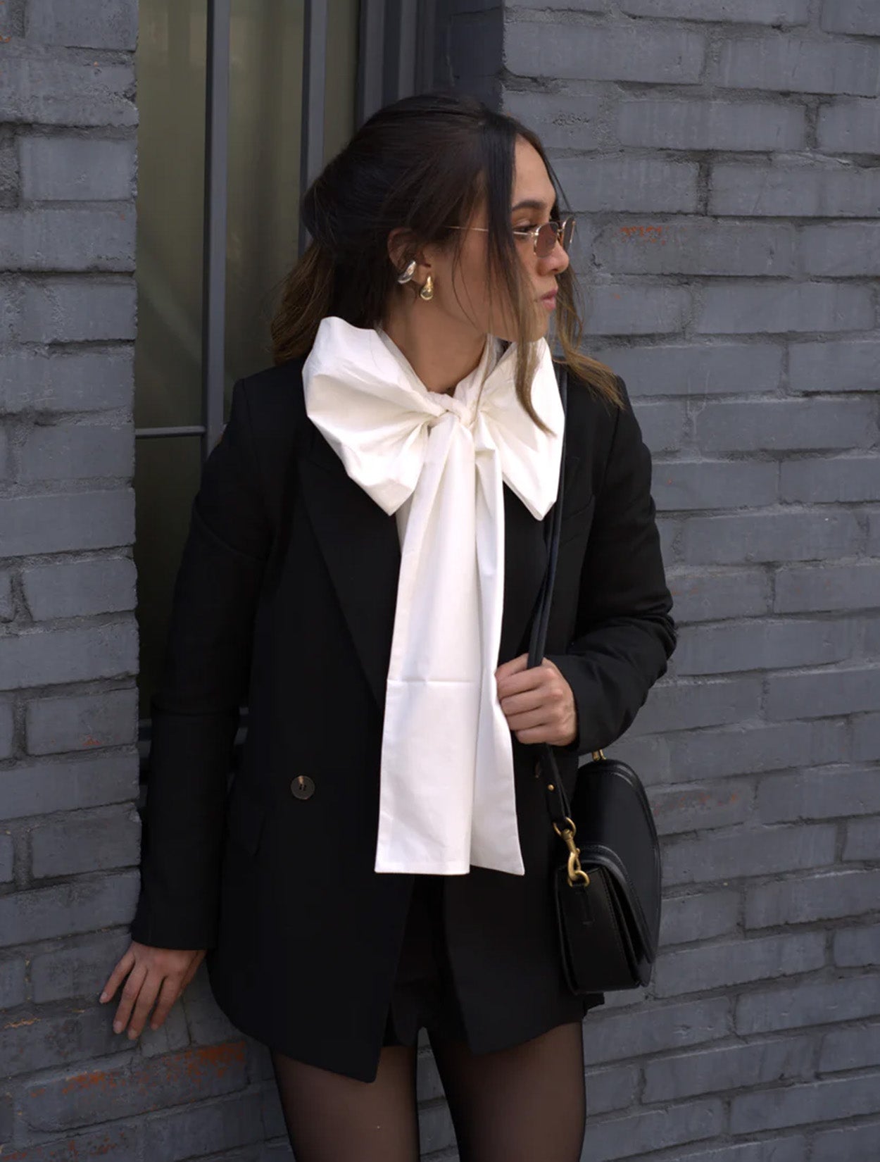 Camisa blanca de algodón con diseño estructural modelo Inoportuna de la marca Disímil – Camisería de autor y diseño contemporáneo de lujo hecho en Colombia | Casa Precis, Concept Store