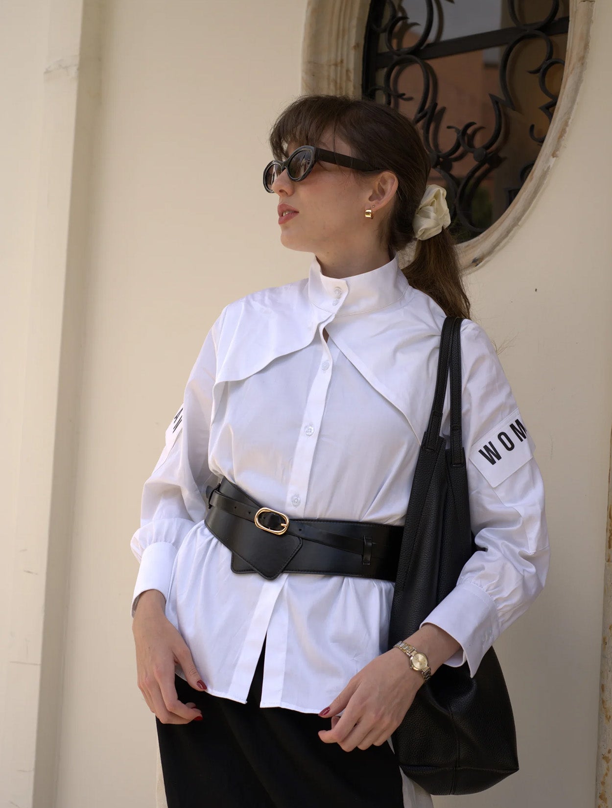 Camisa blanca de algodón con diseño asimétrico y deconstruido modelo Irreverente de la marca Disímil – Camisería de autor y diseño contemporáneo de lujo hecho en Colombia | Casa Precis, Concept Store