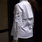 Camisa blanca de algodón con diseño asimétrico y deconstruido modelo Irreverente de la marca Disímil – Camisería de autor y diseño contemporáneo de lujo hecho en Colombia | Casa Precis, Concept Store
