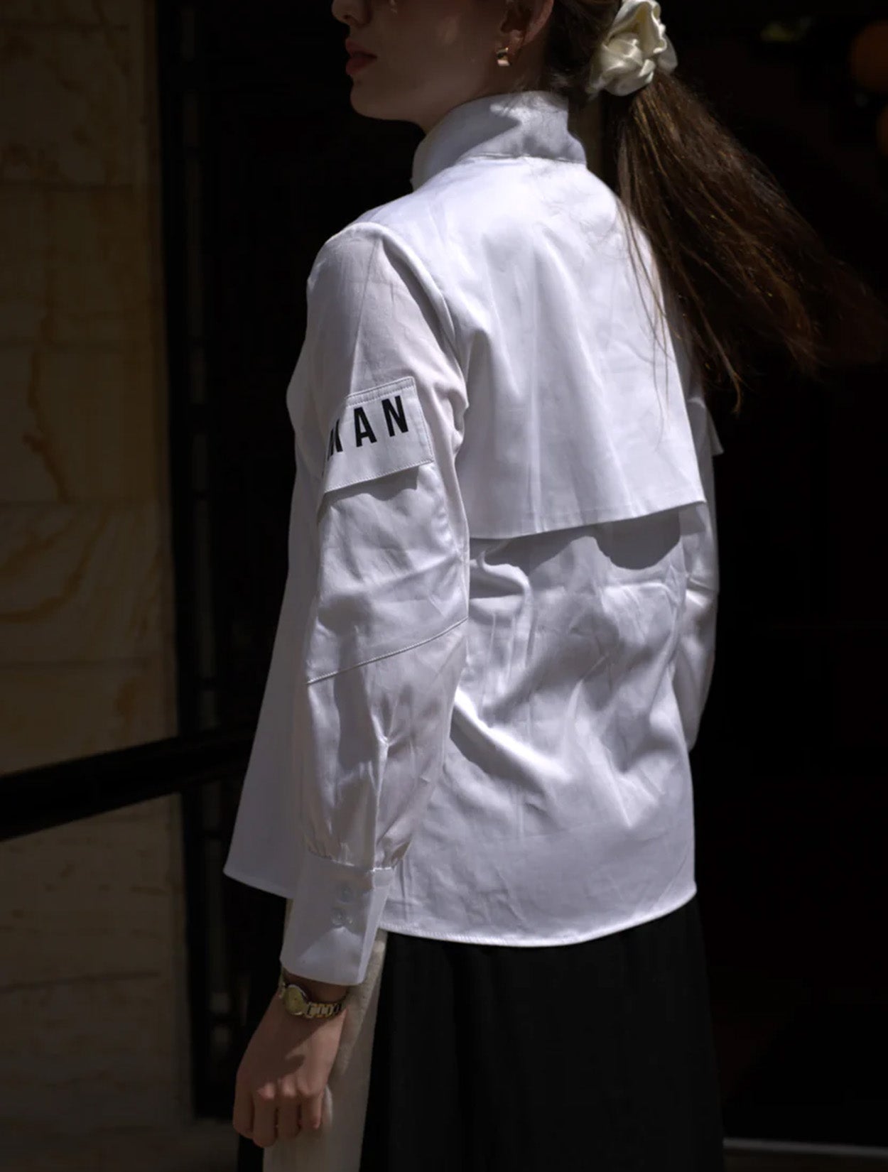 Camisa blanca de algodón con diseño asimétrico y deconstruido modelo Irreverente de la marca Disímil – Camisería de autor y diseño contemporáneo de lujo hecho en Colombia | Casa Precis, Concept Store