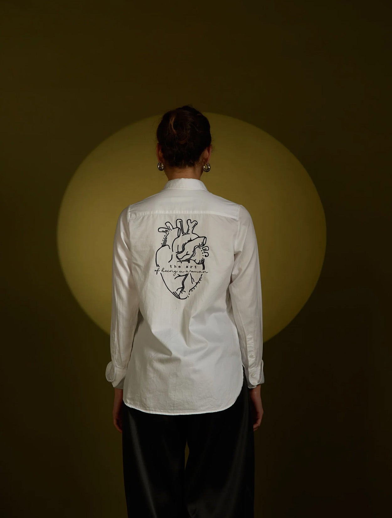 Camisa blanca de algodón con bordado de corazón anatómico modelo Corazón Anatómico de la marca Disímil – Camisería de lujo y diseño contemporáneo de autor hecho en Colombia | Casa Precis, Concept Store