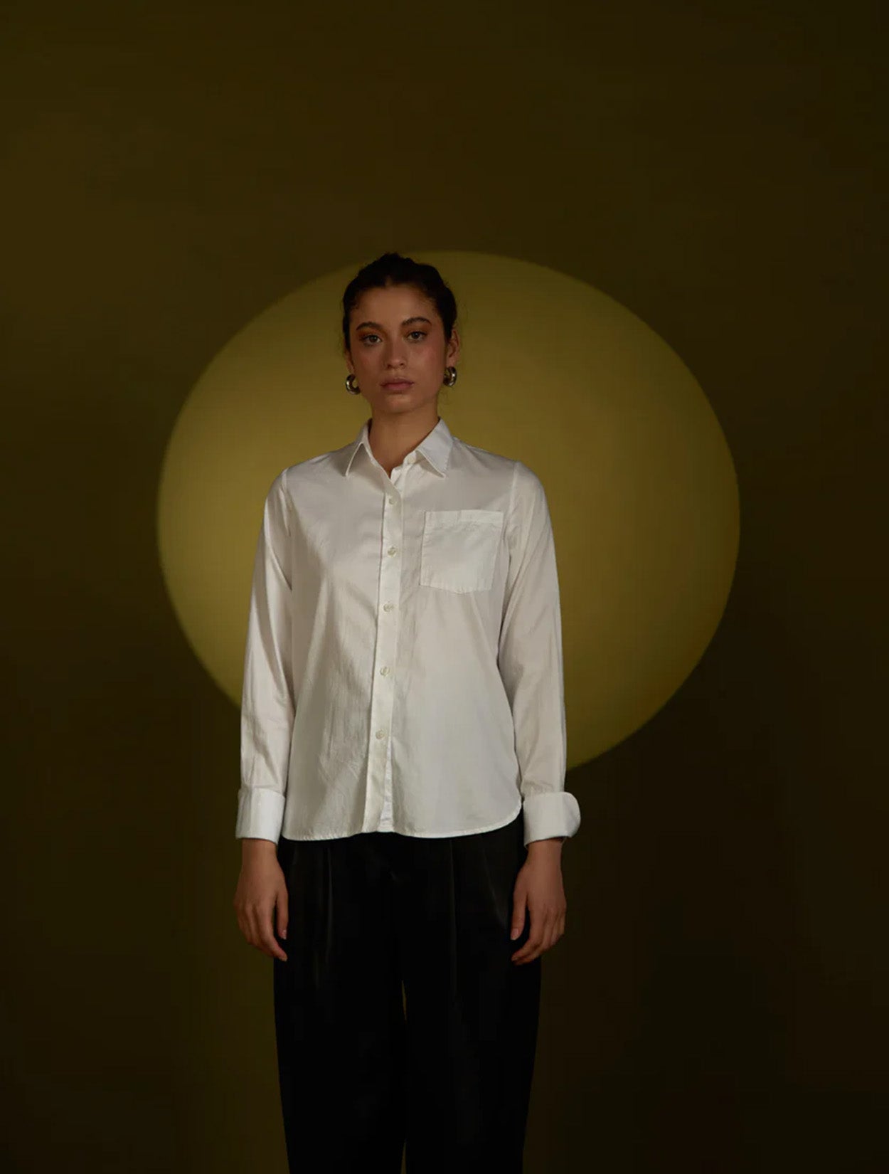 Camisa blanca de algodón con bordado de corazón anatómico modelo Corazón Anatómico de la marca Disímil – Camisería de lujo y diseño contemporáneo de autor hecho en Colombia | Casa Precis, Concept Store