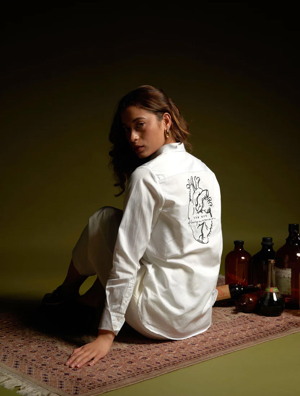 Camisa blanca de algodón con bordado de corazón anatómico modelo Corazón Anatómico de la marca Disímil – Camisería de lujo y diseño contemporáneo de autor hecho en Colombia | Casa Precis, Concept Store