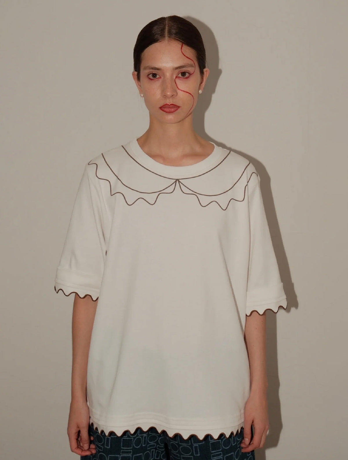 Camiseta 100% algodón con estampado de corazones y bordados en las mangas | Prenda de Diseño Contemporáneo | Teresa Entre Hilos
