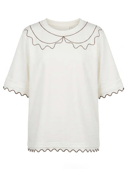 Camiseta 100% algodón con estampado de corazones y bordados en las mangas | Prenda de Diseño Contemporáneo | Teresa Entre Hilos