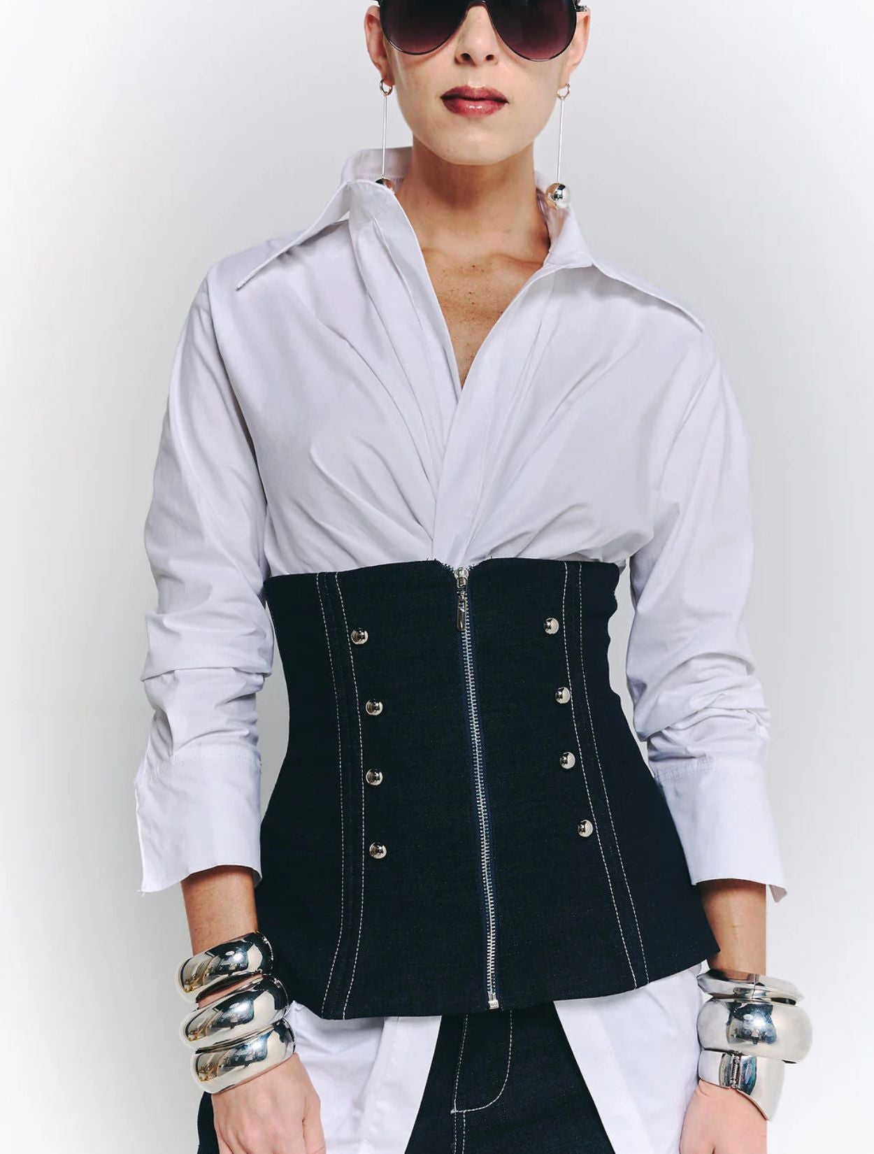 Camisa La Inmersión de la marca Viviana Ramírez con silueta volumétrica de diseño de autor y acabados de alta sastrería – Blusa de lujo hecha en Colombia | Casa Precis, Concept Store