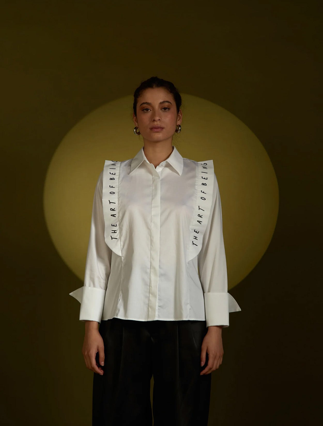 Camisa blanca de algodón con detalles estructurales laterales modelo Letizia de la marca Disímil – Camisería de autor y diseño contemporáneo de lujo hecho en Colombia | Casa Precis, Concept Store