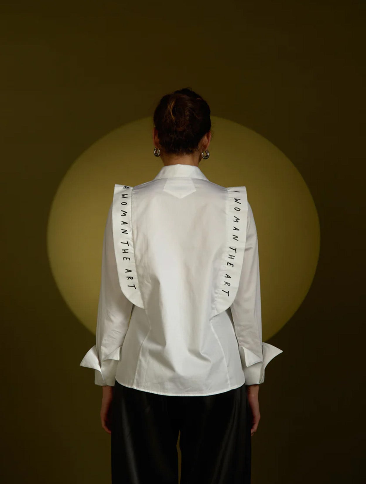 Camisa blanca de algodón con detalles estructurales laterales modelo Letizia de la marca Disímil – Camisería de autor y diseño contemporáneo de lujo hecho en Colombia | Casa Precis, Concept Store