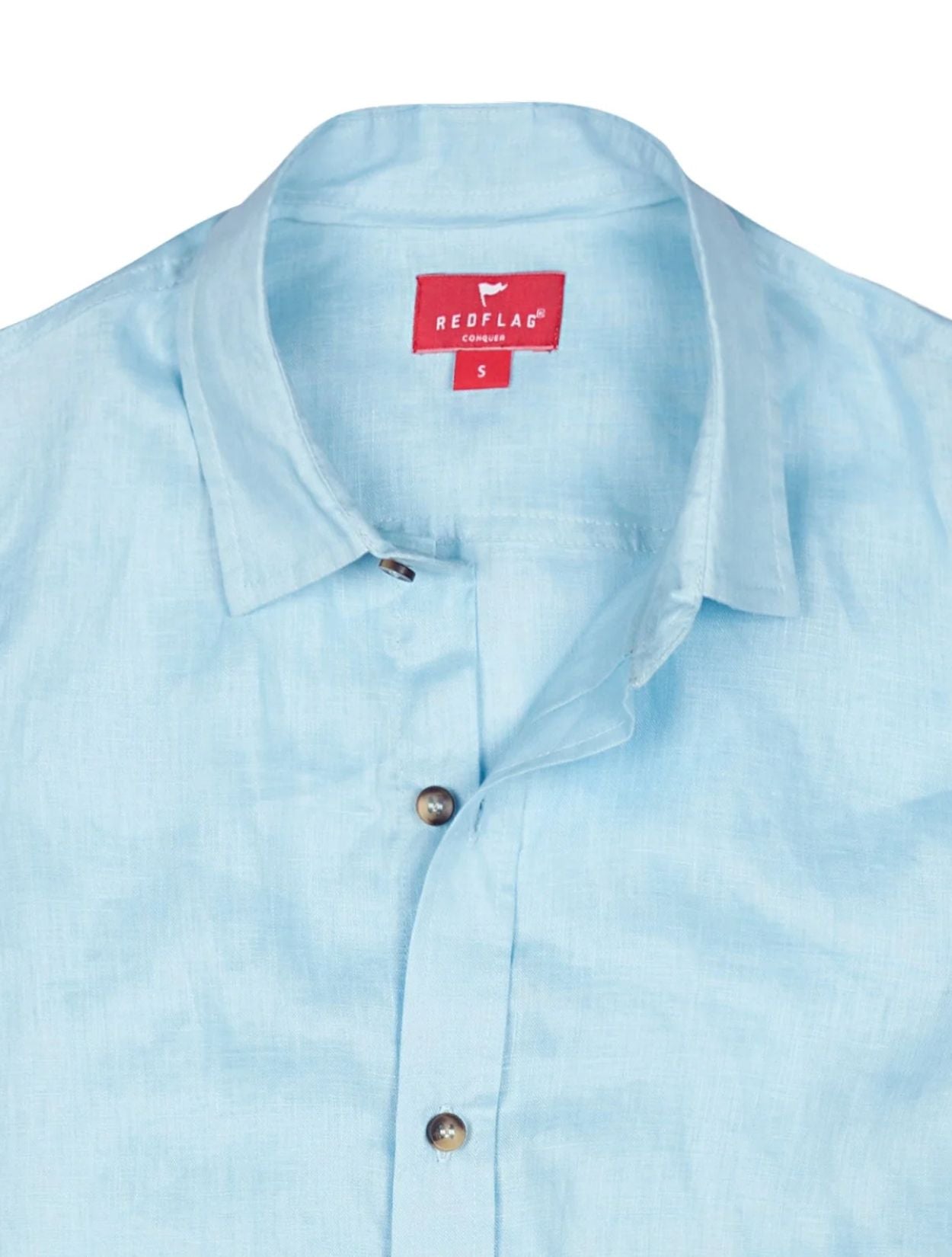 Camisa de lino premium en color azul claro de manga larga de la marca Red Flag – Ropa de lujo en fibras naturales y diseño de autor hecho en Colombia | Casa Precis, Concept Store