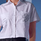 Camisa blanca de manga corta con silueta estructurada tipo boxy de la marca Disímil – Camisería de lujo casual y diseño contemporáneo de autor hecho en Colombia | Casa Precis, Concept Store