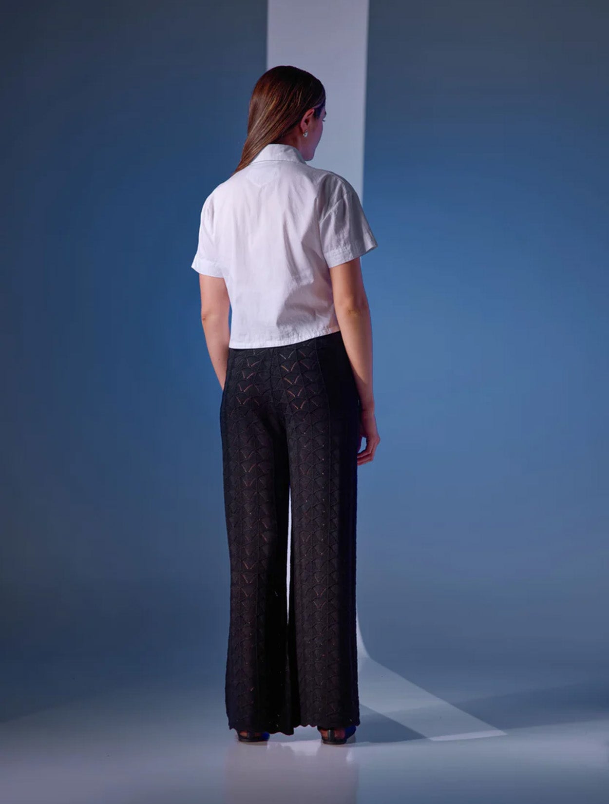 Camisa blanca de manga corta con silueta estructurada tipo boxy de la marca Disímil – Camisería de lujo casual y diseño contemporáneo de autor hecho en Colombia | Casa Precis, Concept Store