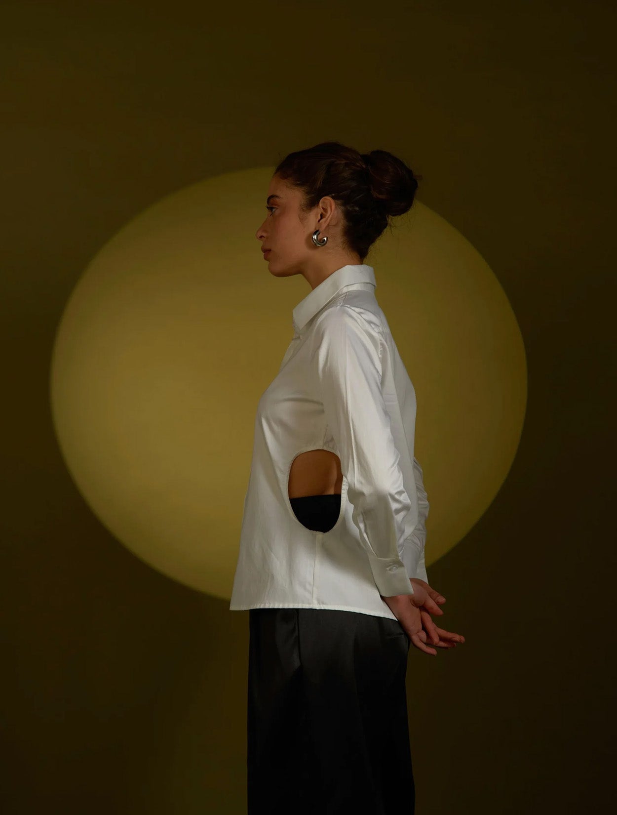 Camisa blanca de algodón con mangas esculturales y diseño arquitectónico modelo Monarca de la marca Disímil – Camisería de lujo y diseño contemporáneo hecho en Colombia | Casa Precis, Concept Store