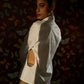 Camisa blanca de algodón con mangas esculturales y diseño arquitectónico modelo Monarca de la marca Disímil – Camisería de lujo y diseño contemporáneo hecho en Colombia | Casa Precis, Concept Store