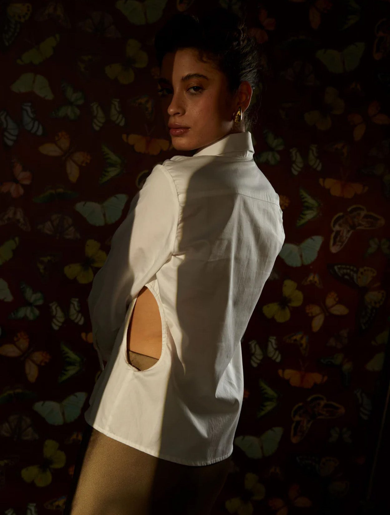 Camisa blanca de algodón con mangas esculturales y diseño arquitectónico modelo Monarca de la marca Disímil – Camisería de lujo y diseño contemporáneo hecho en Colombia | Casa Precis, Concept Store