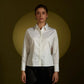 Camisa blanca de algodón con mangas esculturales y diseño arquitectónico modelo Monarca de la marca Disímil – Camisería de lujo y diseño contemporáneo hecho en Colombia | Casa Precis, Concept Store