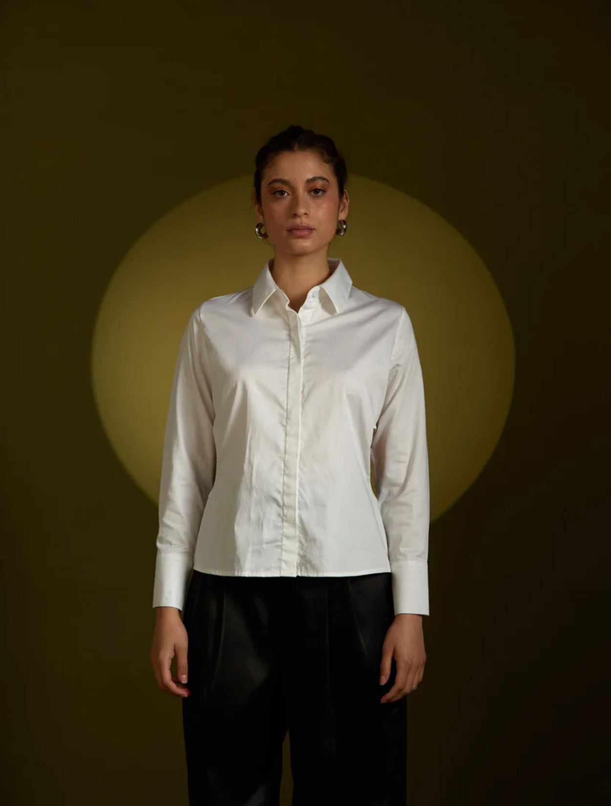 Camisa blanca de algodón con mangas esculturales y diseño arquitectónico modelo Monarca de la marca Disímil – Camisería de lujo y diseño contemporáneo hecho en Colombia | Casa Precis, Concept Store