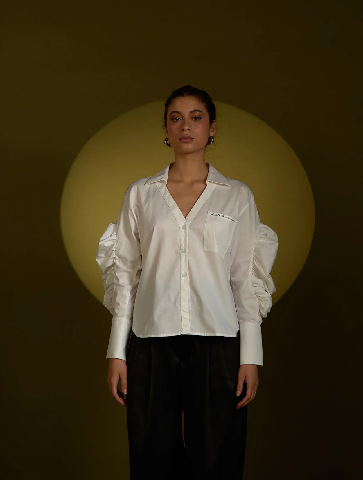 Camisa blanca de algodón con diseño estructural inspirado en la morfología modelo Morpho de la marca Disímil – Camisería de lujo y diseño contemporáneo de autor hecho en Colombia | Casa Precis, Concept Store