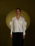 Camisa blanca de algodón con diseño estructural inspirado en la morfología modelo Morpho de la marca Disímil – Camisería de lujo y diseño contemporáneo de autor hecho en Colombia | Casa Precis, Concept Store