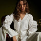 Camisa blanca de algodón con diseño estructural inspirado en la morfología modelo Morpho de la marca Disímil – Camisería de lujo y diseño contemporáneo de autor hecho en Colombia | Casa Precis, Concept Store