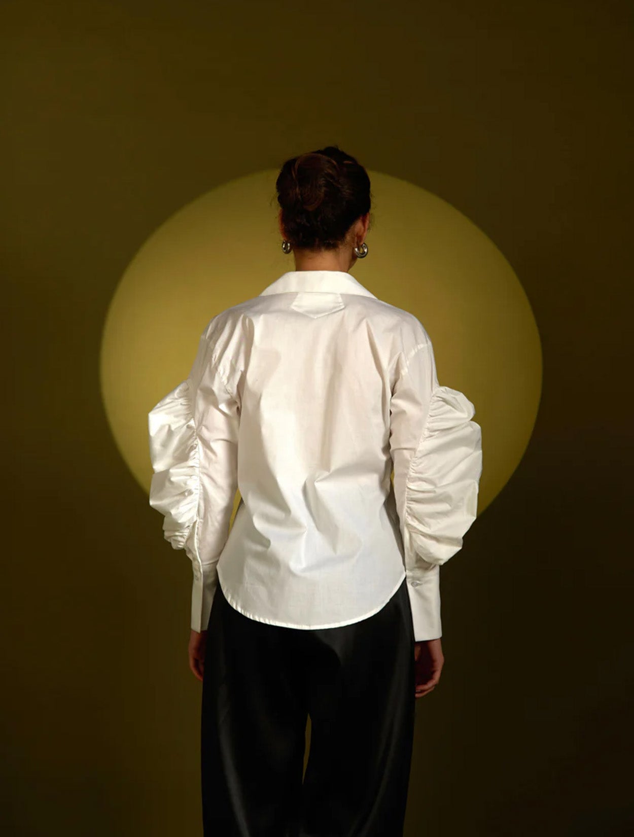 Camisa blanca de algodón con diseño estructural inspirado en la morfología modelo Morpho de la marca Disímil – Camisería de lujo y diseño contemporáneo de autor hecho en Colombia | Casa Precis, Concept Store