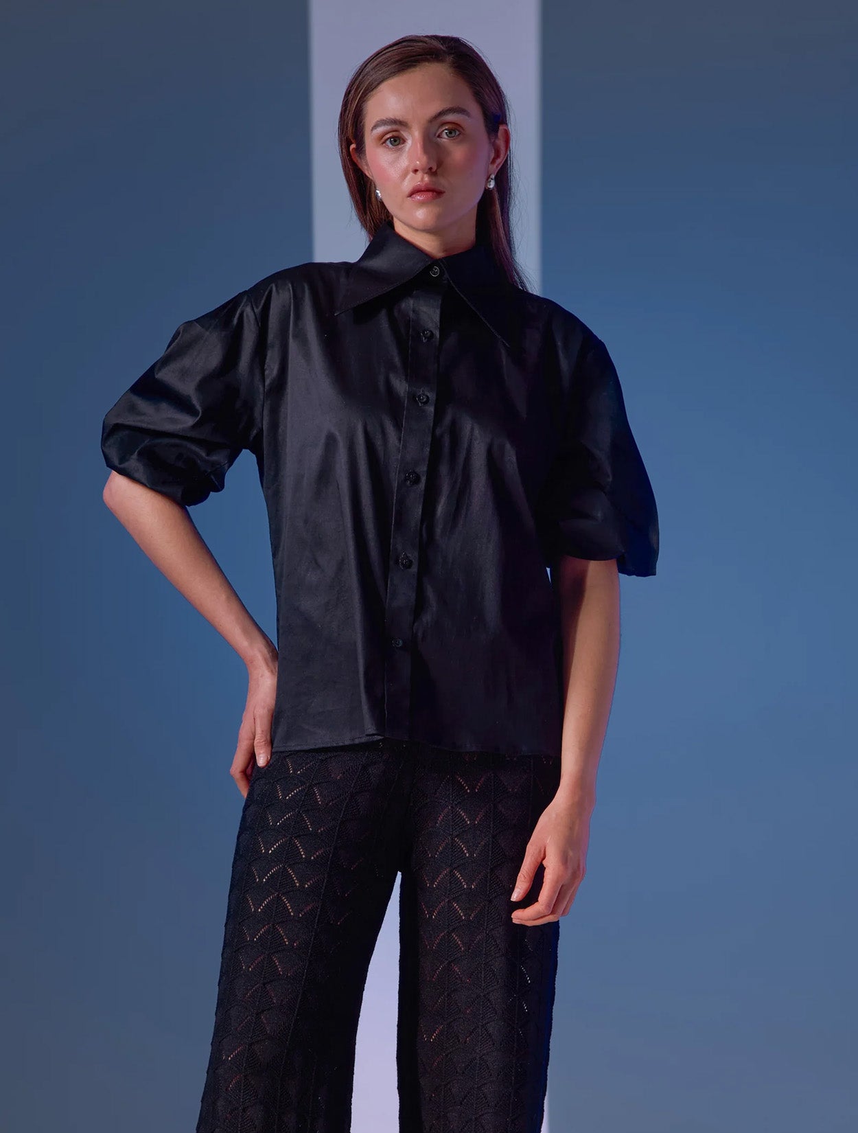 Camisa clásica de algodón en color negro de la marca Disímil – Camisería de lujo y básicos de diseño contemporáneo hecho en Colombia | Casa Precis, Concept Store
