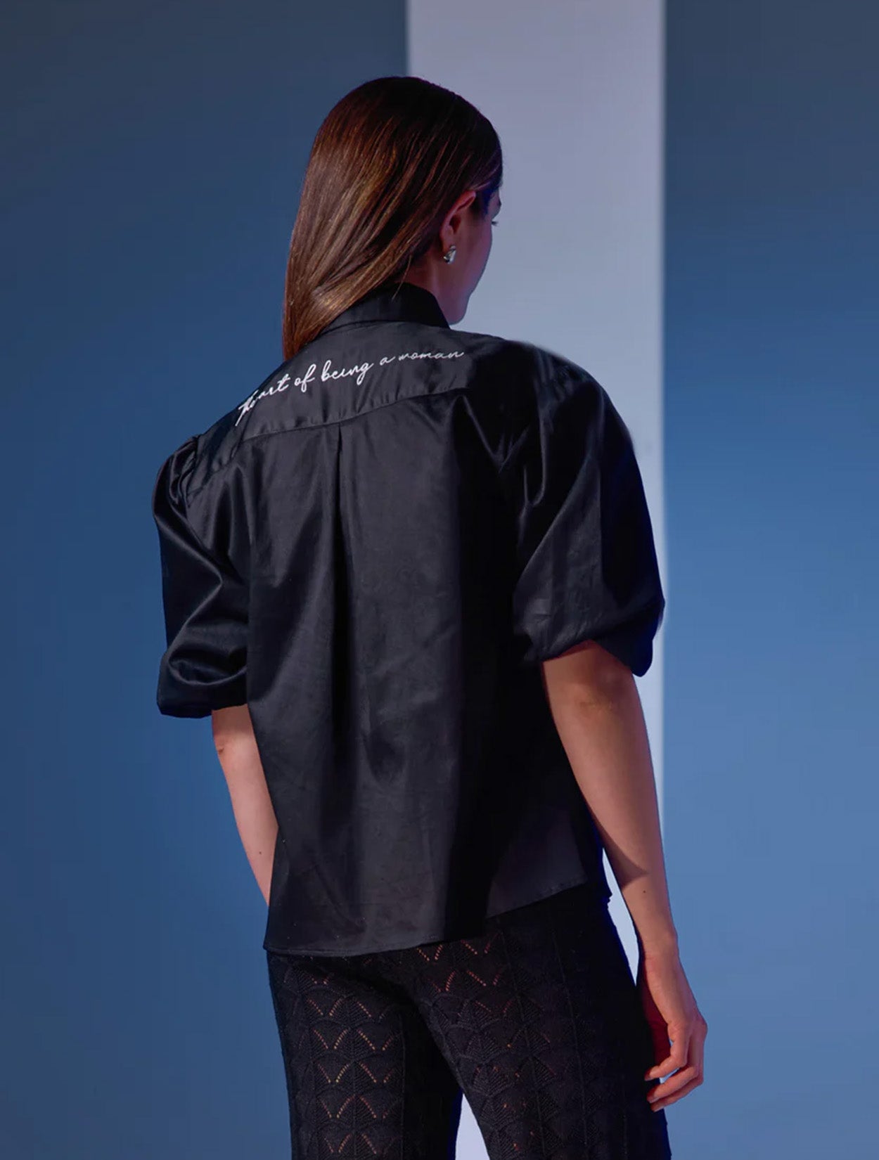 Camisa clásica de algodón en color negro de la marca Disímil – Camisería de lujo y básicos de diseño contemporáneo hecho en Colombia | Casa Precis, Concept Store