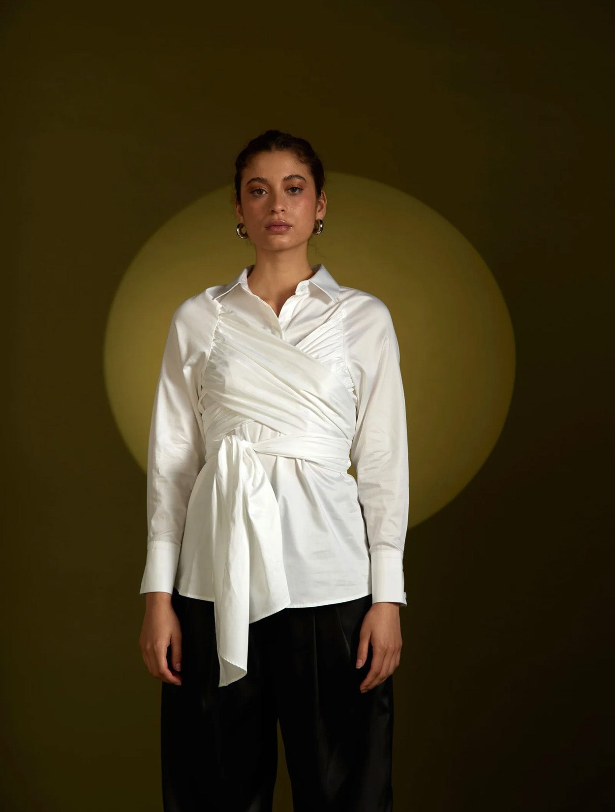 Camisa blanca de algodón con diseño estructural inspirado en la metamorfosis modelo Pupa de la marca Disímil – Camisería de lujo y diseño contemporáneo de autor hecho en Colombia | Casa Precis, Concept Store