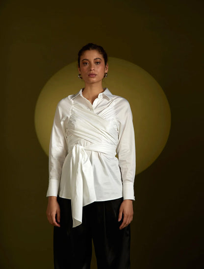 Camisa blanca de algodón con diseño estructural inspirado en la metamorfosis modelo Pupa de la marca Disímil – Camisería de lujo y diseño contemporáneo de autor hecho en Colombia | Casa Precis, Concept Store