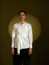 Camisa blanca de algodón con diseño estructural inspirado en la metamorfosis modelo Pupa de la marca Disímil – Camisería de lujo y diseño contemporáneo de autor hecho en Colombia | Casa Precis, Concept Store