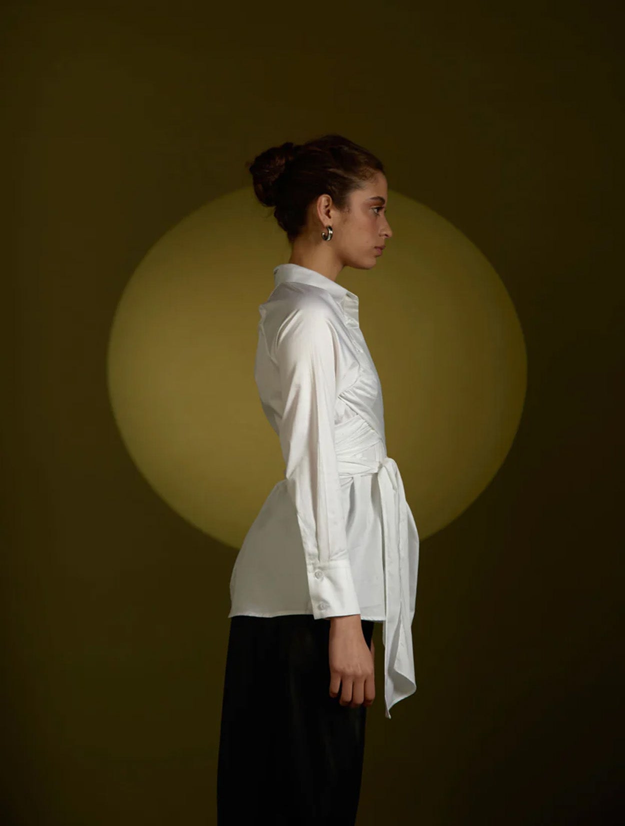 Camisa blanca de algodón con diseño estructural inspirado en la metamorfosis modelo Pupa de la marca Disímil – Camisería de lujo y diseño contemporáneo de autor hecho en Colombia | Casa Precis, Concept Store
