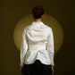 Camisa blanca de algodón con diseño estructural inspirado en la metamorfosis modelo Pupa de la marca Disímil – Camisería de lujo y diseño contemporáneo de autor hecho en Colombia | Casa Precis, Concept Store