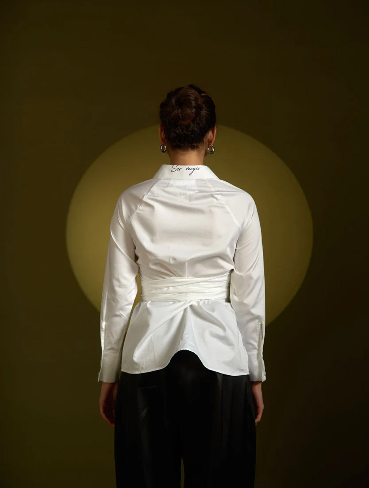 Camisa blanca de algodón con diseño estructural inspirado en la metamorfosis modelo Pupa de la marca Disímil – Camisería de lujo y diseño contemporáneo de autor hecho en Colombia | Casa Precis, Concept Store