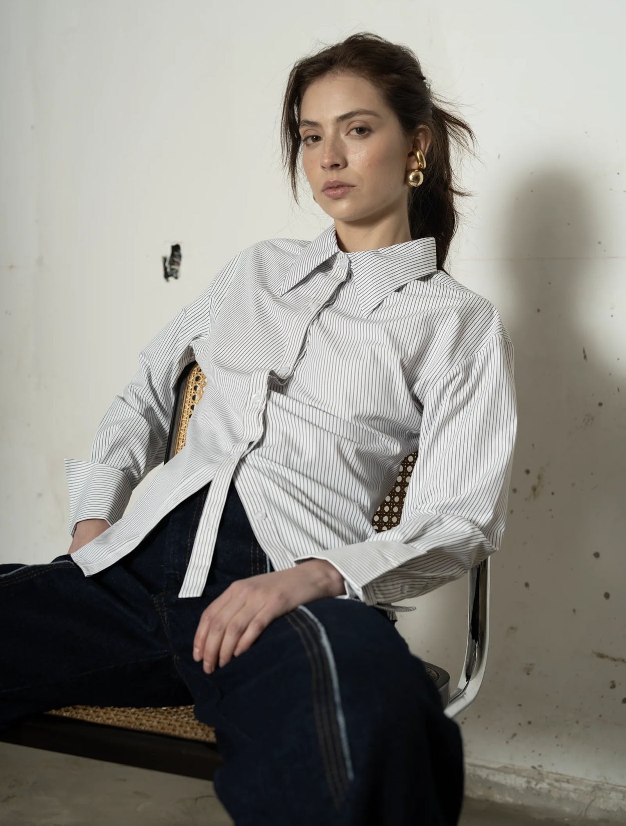 Camisa a rayas de diseño estructural modelo Raíces de la marca Disímil – Camisería de lujo y diseño contemporáneo de autor hecho en Colombia | Casa Precis, Concept Store