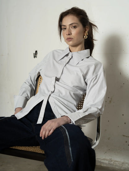 Camisa a rayas de diseño estructural modelo Raíces de la marca Disímil – Camisería de lujo y diseño contemporáneo de autor hecho en Colombia | Casa Precis, Concept Store