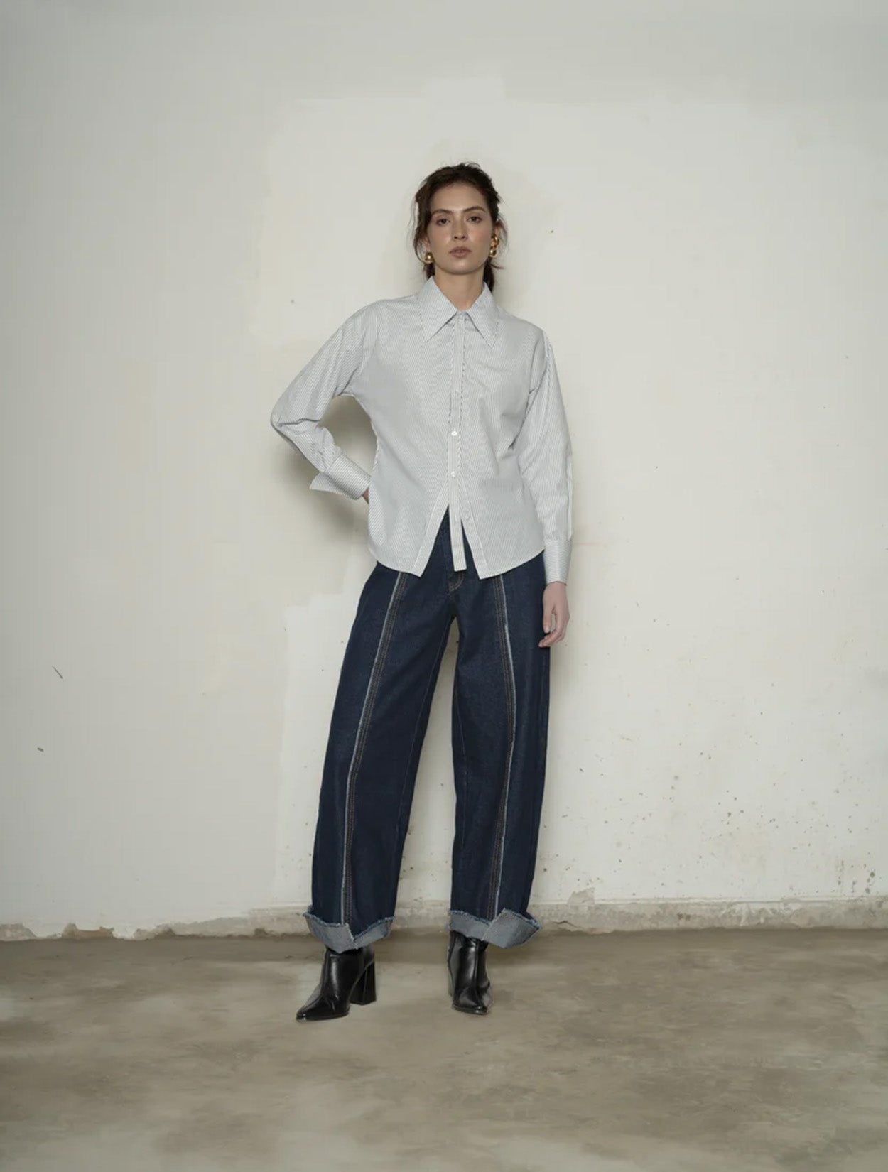 Camisa a rayas de diseño estructural modelo Raíces de la marca Disímil – Camisería de lujo y diseño contemporáneo de autor hecho en Colombia | Casa Precis, Concept Store