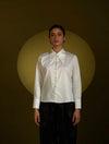 Camisa blanca de algodón con diseño estructural modelo Renacer de la marca Disímil – Camisería de lujo y diseño contemporáneo de autor hecho en Colombia | Casa Precis, Concept Store