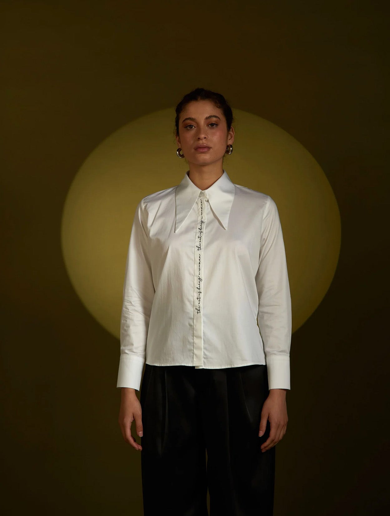 Camisa blanca de algodón con diseño estructural modelo Renacer de la marca Disímil – Camisería de lujo y diseño contemporáneo de autor hecho en Colombia | Casa Precis, Concept Store