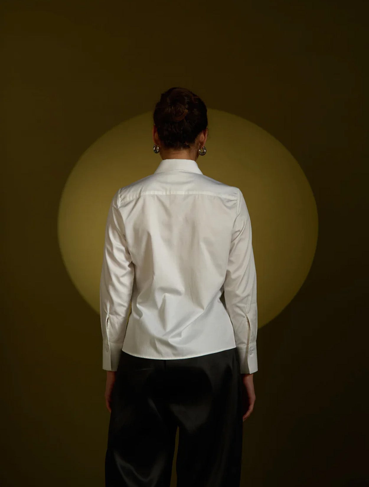 Camisa blanca de algodón con diseño estructural modelo Renacer de la marca Disímil – Camisería de lujo y diseño contemporáneo de autor hecho en Colombia | Casa Precis, Concept Store