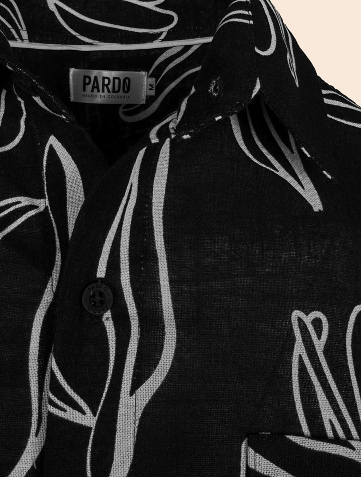 Camisa con estampado de tulipanes ilustrados de la marca Pardo – Moda de lujo contemporáneo y diseño de autor hecho en Colombia | Casa Precis, Concept Store
