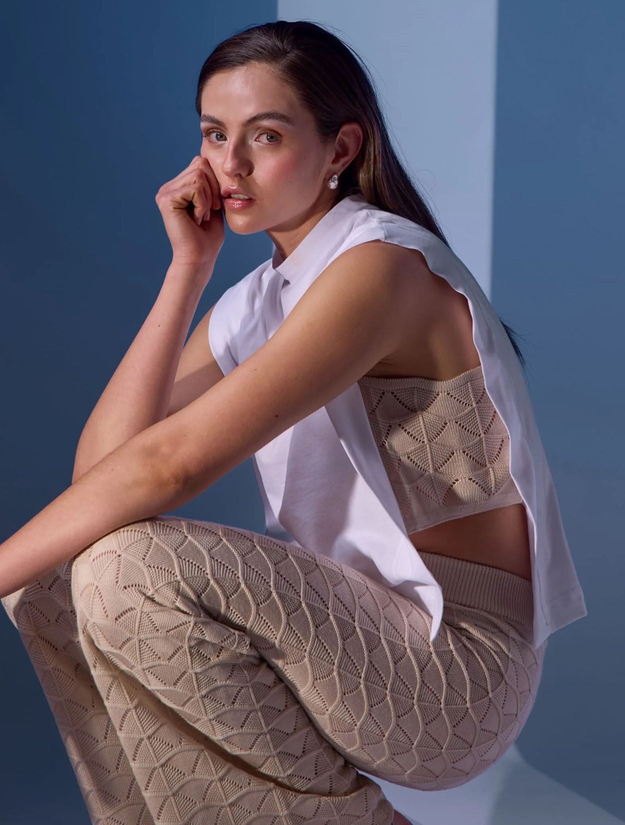 Camiseta de algodón con mensaje gráfico Unite Diverse en colores blanco y negro de la marca Disímil – Ropa de diseño contemporáneo y básicos con mensaje hecho en Colombia | Casa Precis, Concept Store